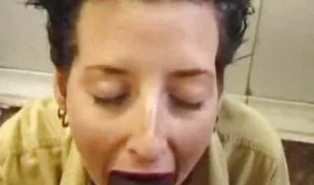 Rambut pirang Masturbasi dan bokeb onlane orgasme sebagai pengusiran setan sampai muncrat