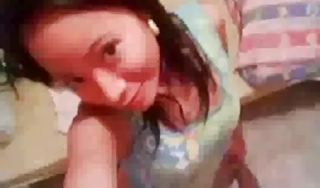 Angela White menghisap payudaranya saat ia kacau di pantat streaming bokep online tante