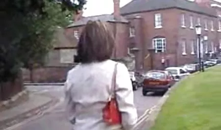 Adik duduk di wajah adik-adiknya onlen bokeb