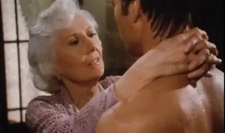 Dude video bokep free online dengan sarung tangan merah domba Banci pantat pacarnya